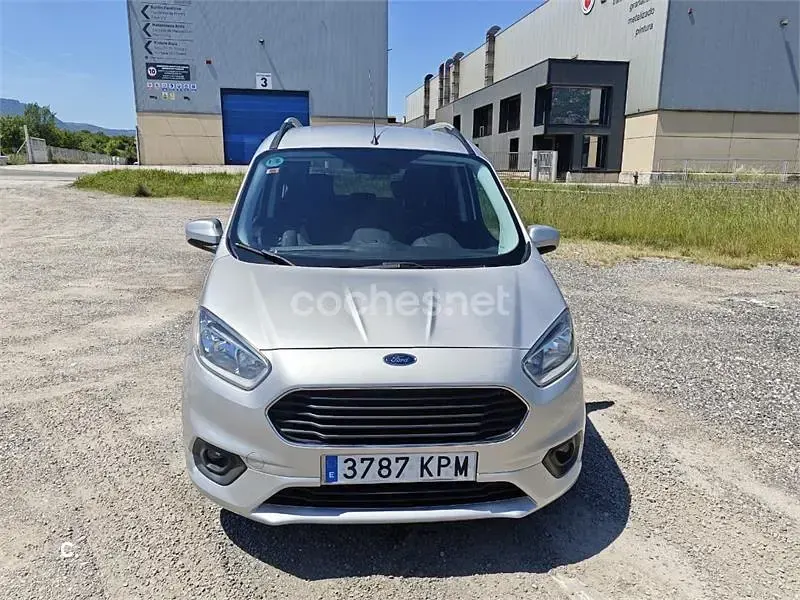 Usado Ford Tourneo Courier Titanium 100 CV (73 kW) 2018 Gris / plata Monovolumen