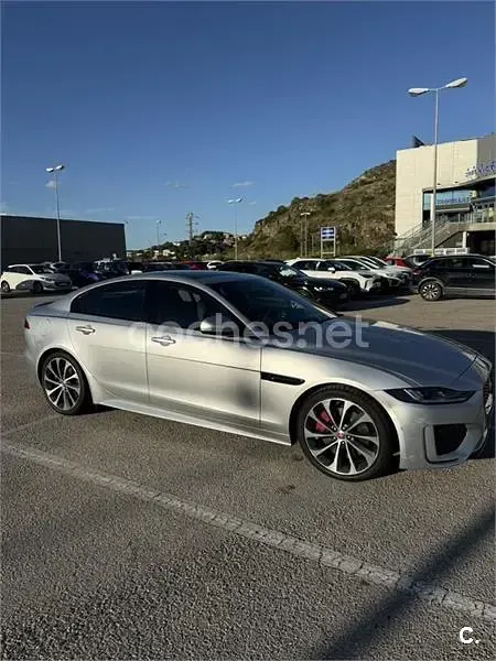 Usado Jaguar XE R-Dynamic 180 CV (132 kW) 2020 Gris / plata Berlina