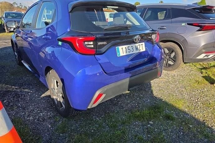 Usado Toyota Yaris Hybrid Active 116 CV (85 kW) 2025 Azul Utilitario