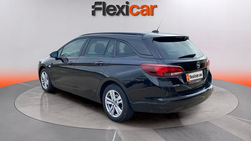 Usado Opel Astra Selective 145 CV (106 kW) 2020 Negro Familiar