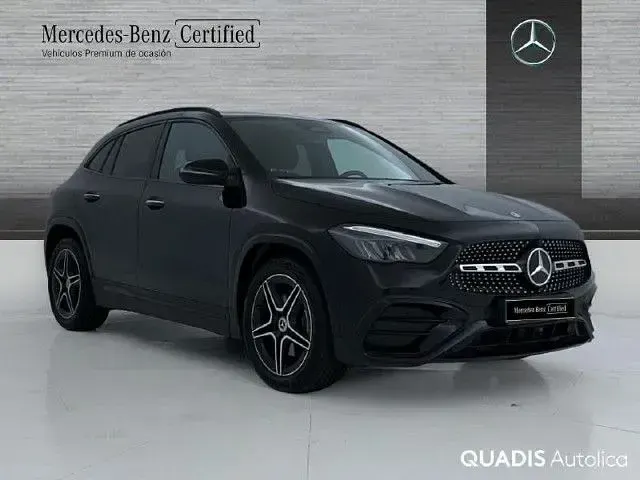 Usado Mercedes GLA200 150 CV (110 kW) 2025 Negro cosmos SUV