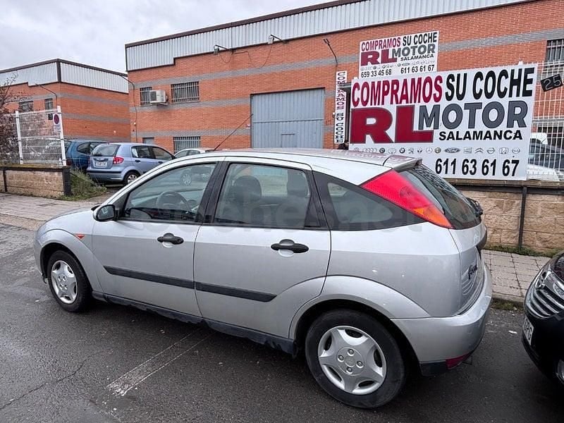 Usado Ford Focus Trend 100 CV (73 kW) 2002 Gris / plata Berlina