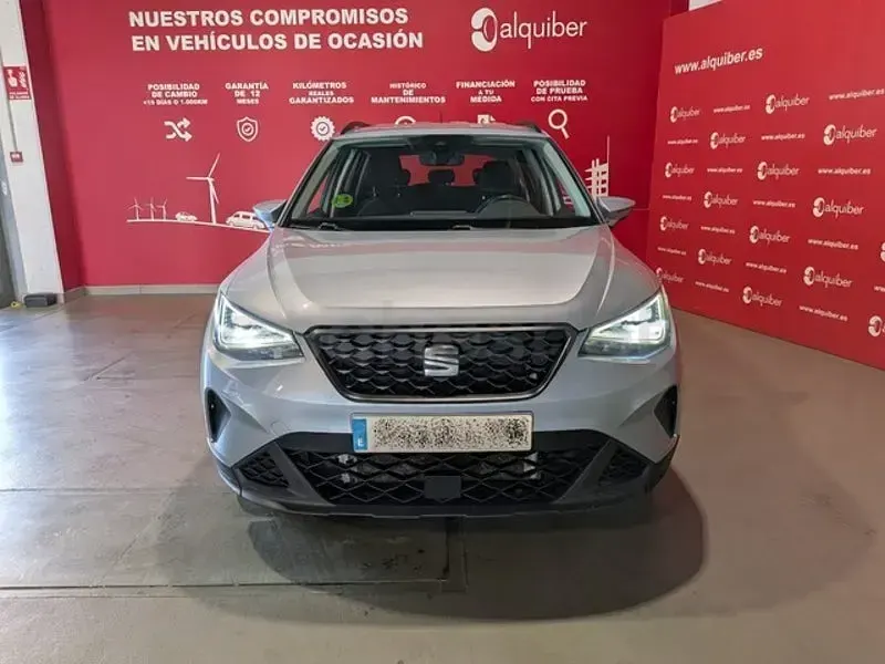 Usado Seat Arona Style Plus 110 CV (80 kW) 2022 Gris / plata SUV