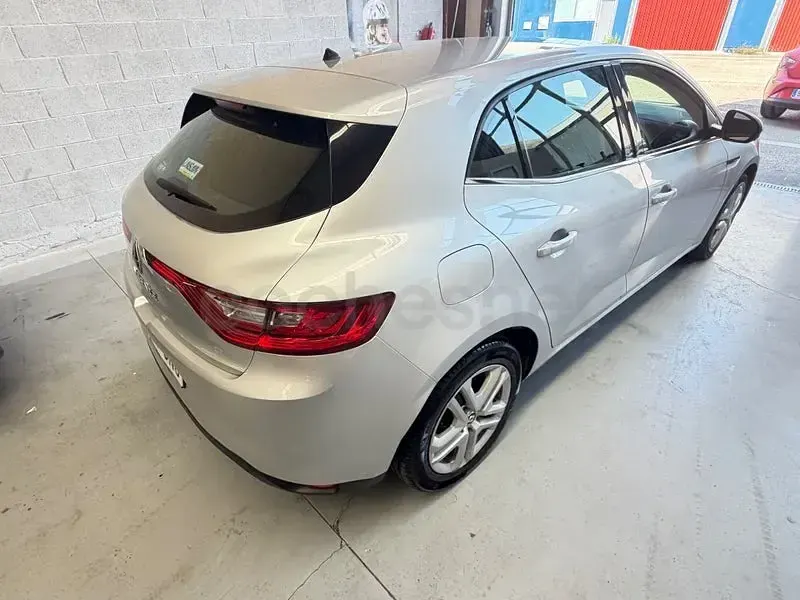 Usado Renault Mégane Bose Edition 130 CV (95 kW) 2016 Gris / plata Berlina