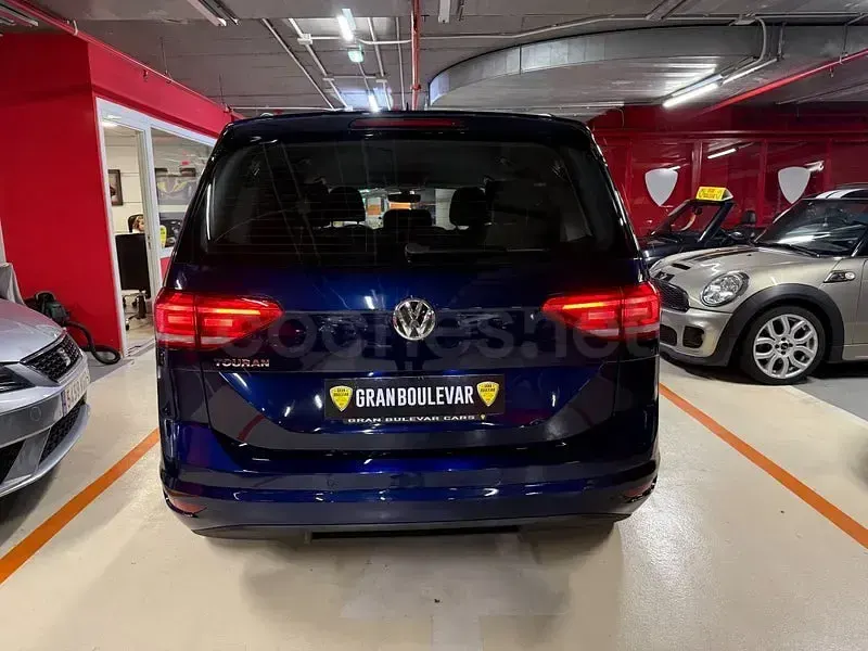 Usado VW Touran Business 122 CV (89 kW) 2021 Azul Monovolumen