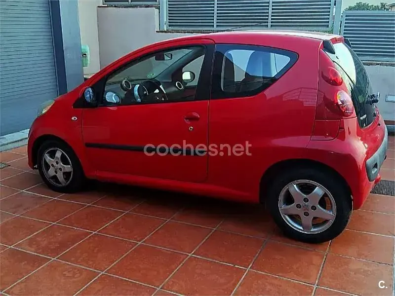 Usado Peugeot 107 Urban Move 54 CV (39 kW) 2007 Rojo Utilitario