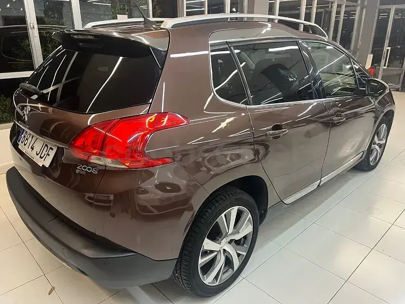 Usado Peugeot 2008 Allure 100 CV (73 kW) 2015 Marrón SUV