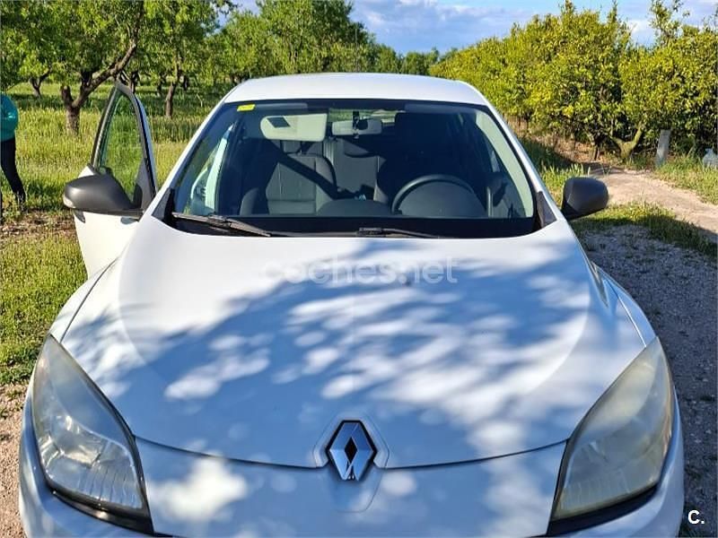 Begagnad Renault Mégane Authentique 90 HK (66 kW) 2013 Vit Sedan