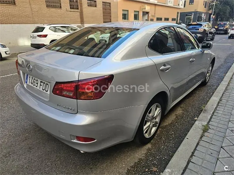 Usado Lexus IS220d Luxury Line 177 CV (130 kW) 2006 Gris / plata Berlina