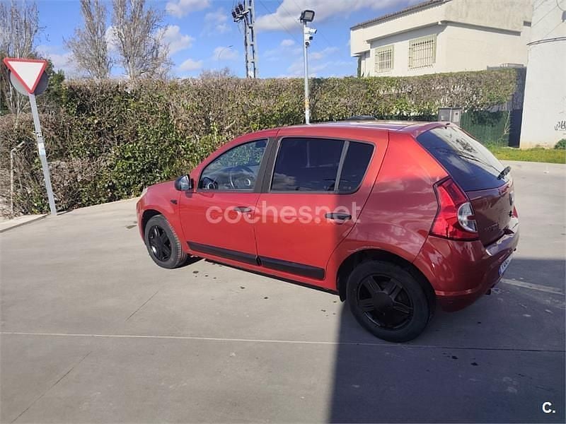 Usado Dacia Sandero Base 75 CV (55 kW) 2010 Granate Berlina
