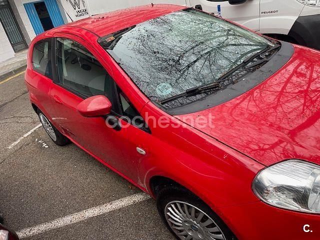 Usado Fiat Grande Punto Dynamic 75 CV (55 kW) 2007 Rojo Utilitario