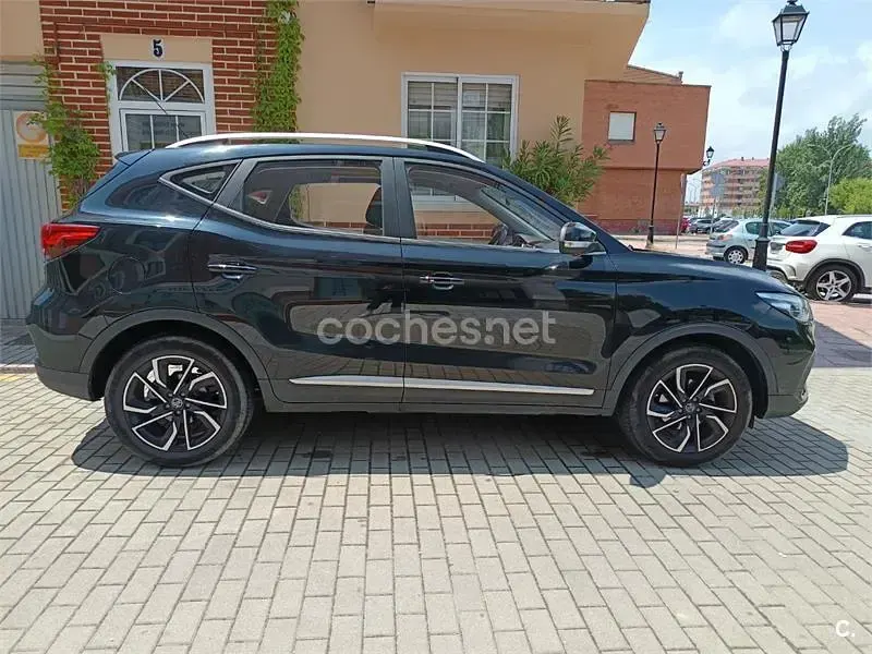 Usado MG ZS Luxury 111 CV (81 kW) 2023 Negro SUV