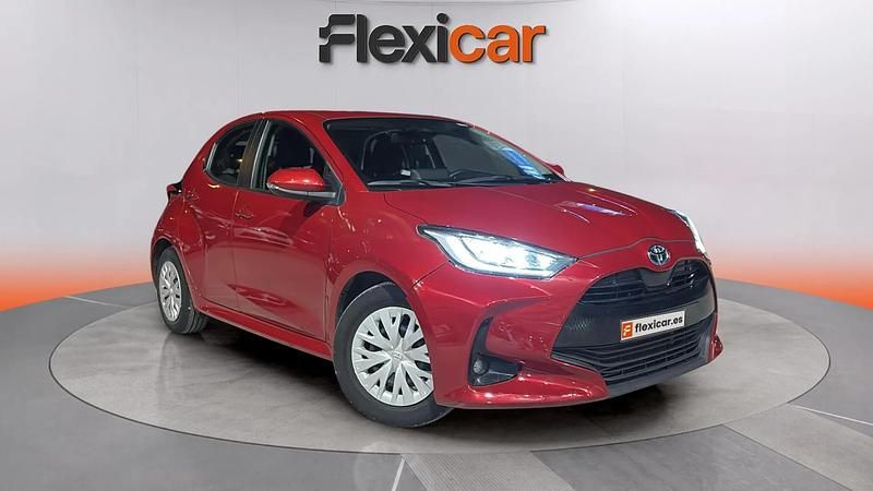 Usado Toyota Yaris Hybrid Active 116 CV (85 kW) 2023 Rojo Utilitario