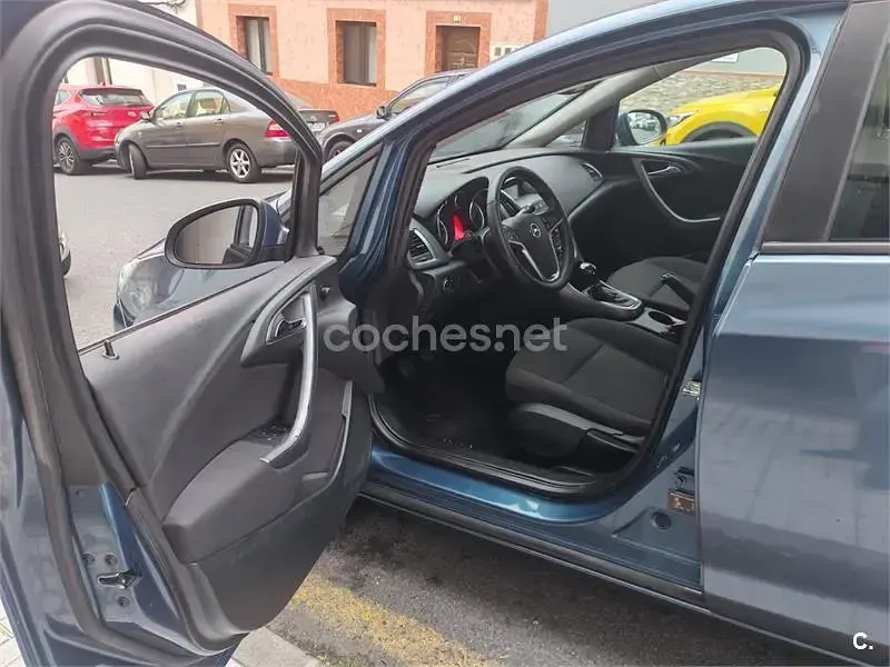 Usado Opel Astra Excellence 140 CV (102 kW) 2013 Azul Berlina