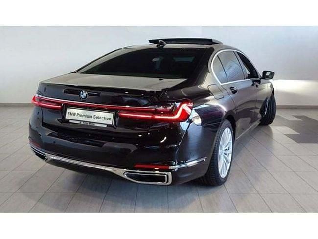 Usado BMW 730L Comfort Edition 286 CV (210 kW) 2021 Negro Berlina