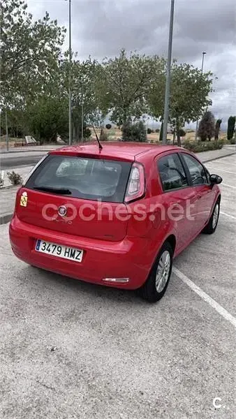 Usado Fiat Punto Pop 69 CV (50 kW) 2012 Rojo Utilitario
