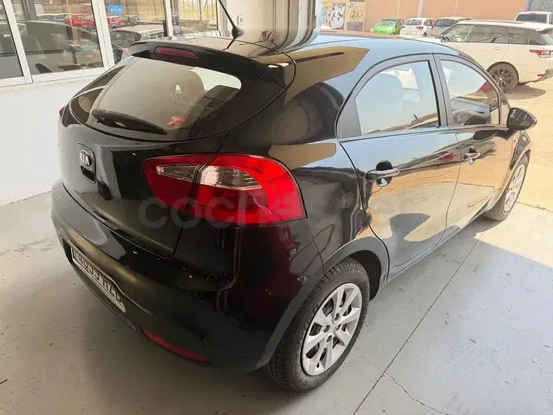 Usado Kia Rio 85 CV (62 kW) 2014 Negro Berlina