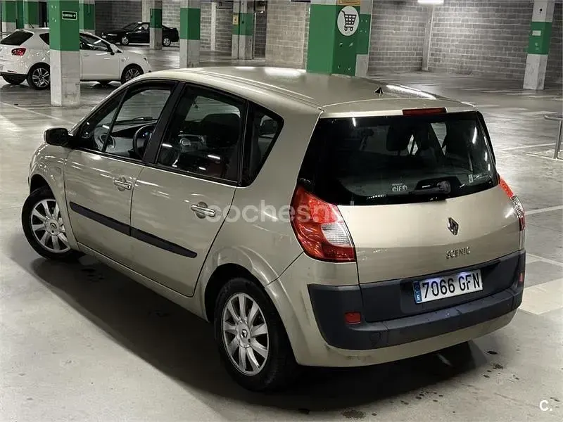 Usado Renault Scénic II 110 CV (80 kW) 2008 Beige Monovolumen