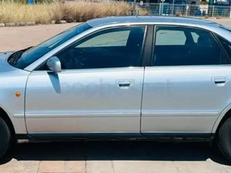 Usado Audi A4 150 CV (110 kW) 1999 Gris / plata Berlina
