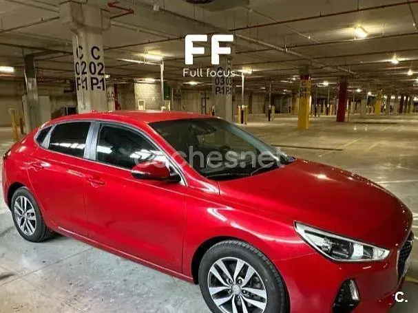 Usado Hyundai i30 120 CV (88 kW) 2019 Rojo Berlina