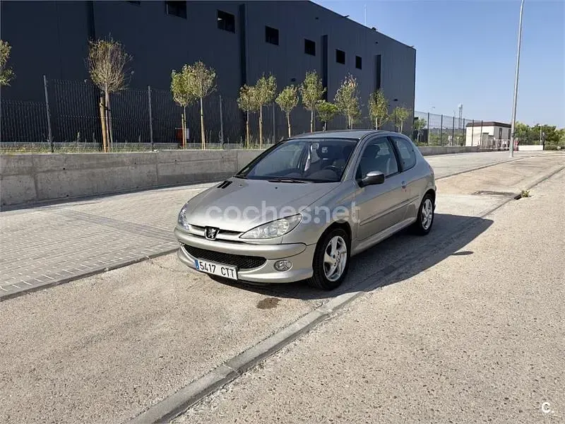 Usado Peugeot 206 90 CV (66 kW) 2004 Gris / plata Berlina