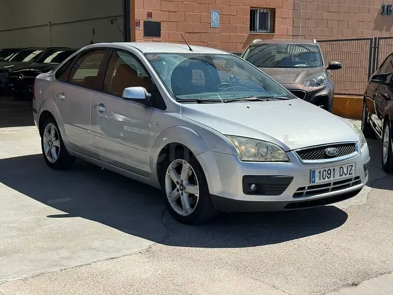 Usado Ford Focus Sport 145 CV (106 kW) 2005 Gris / plata Berlina