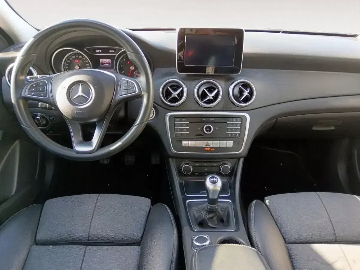 Usado Mercedes GLA180 122 CV (89 kW) 2017 Gris SUV