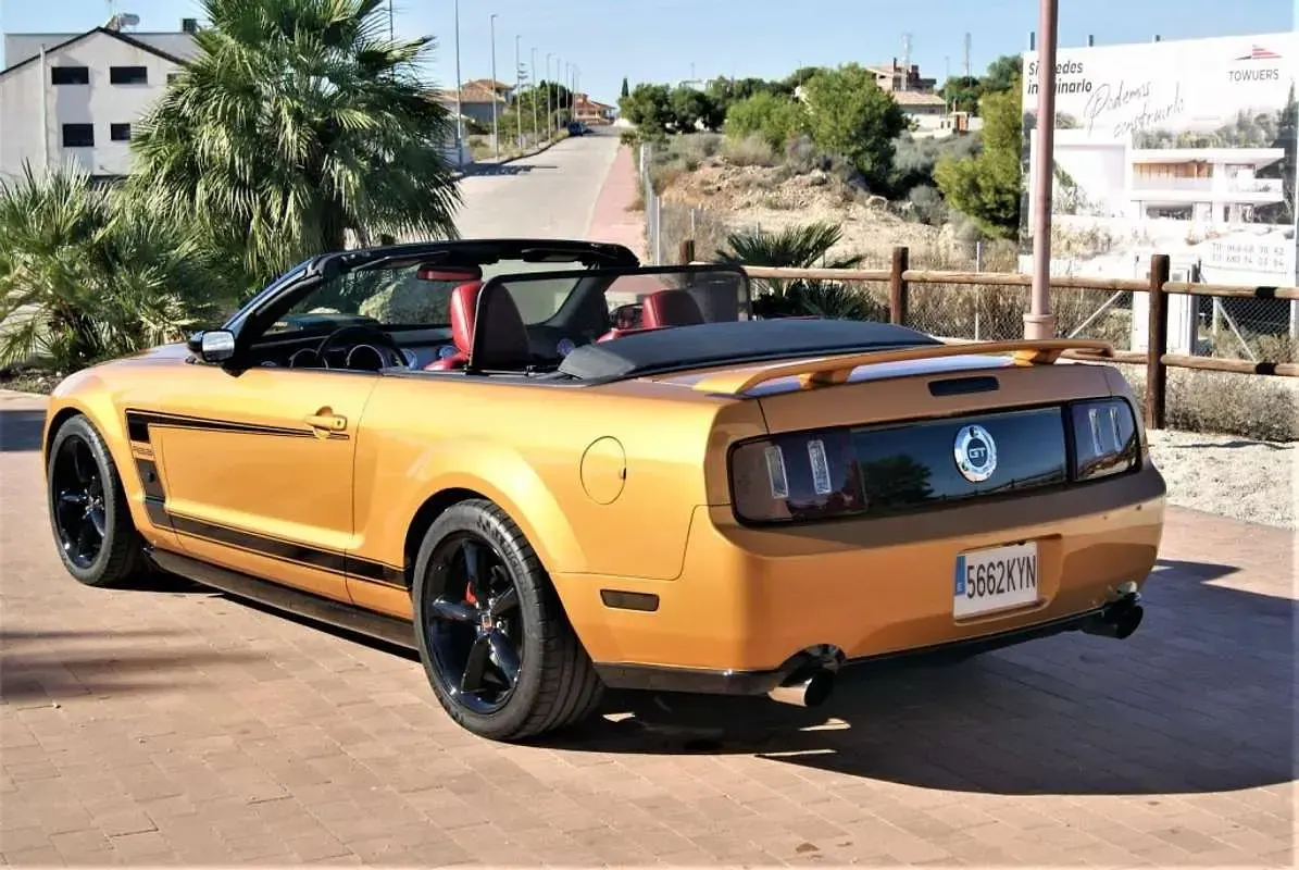 Usado Ford Mustang 571 CV (419 kW) 2007 Amarillo Descapotable