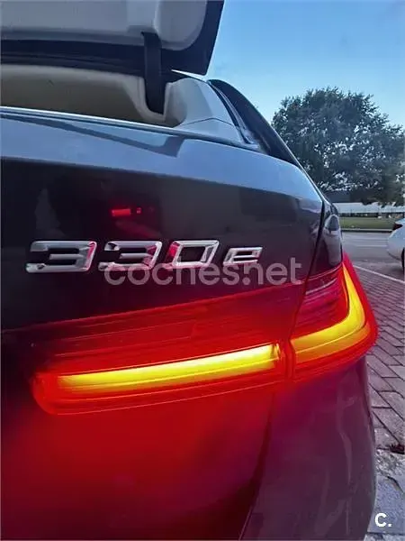Usado BMW 330e Sport Line 292 CV (214 kW) 2022 Gris / plata Familiar