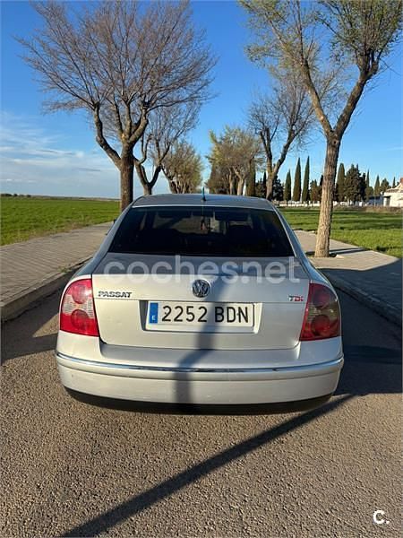 Usado VW Passat Highline 130 CV (95 kW) 2002 Gris / plata Berlina