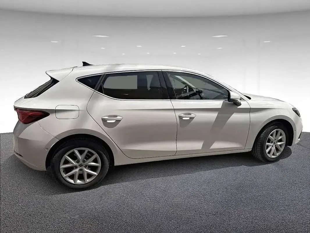 Usado Seat Leon Style 116 CV (85 kW) 2025 Gris Utilitario