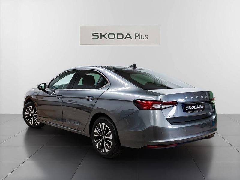 Usado Skoda Superb Selection 204 CV (150 kW) 2025 Gris / plata Berlina
