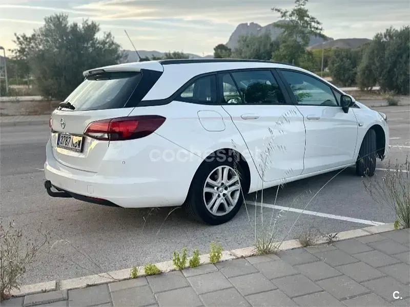 Usado Opel Astra Business Elegance 122 CV (89 kW) 2020 Blanco Familiar