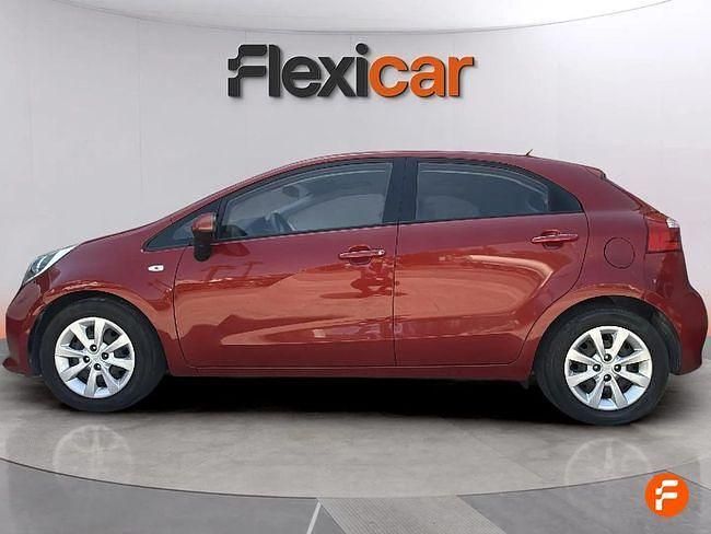 Usado Kia Rio 84 CV (61 kW) 2016 Rojo Berlina