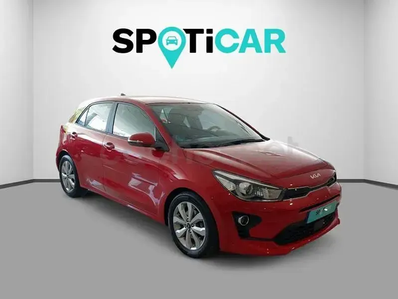 Usado Kia Rio 100 CV (73 kW) 2022 Rojo Berlina