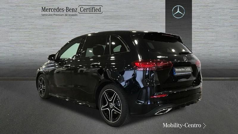 Usado Mercedes B200 AMG line 150 CV (110 kW) 2023 Negro noche Monovolumen