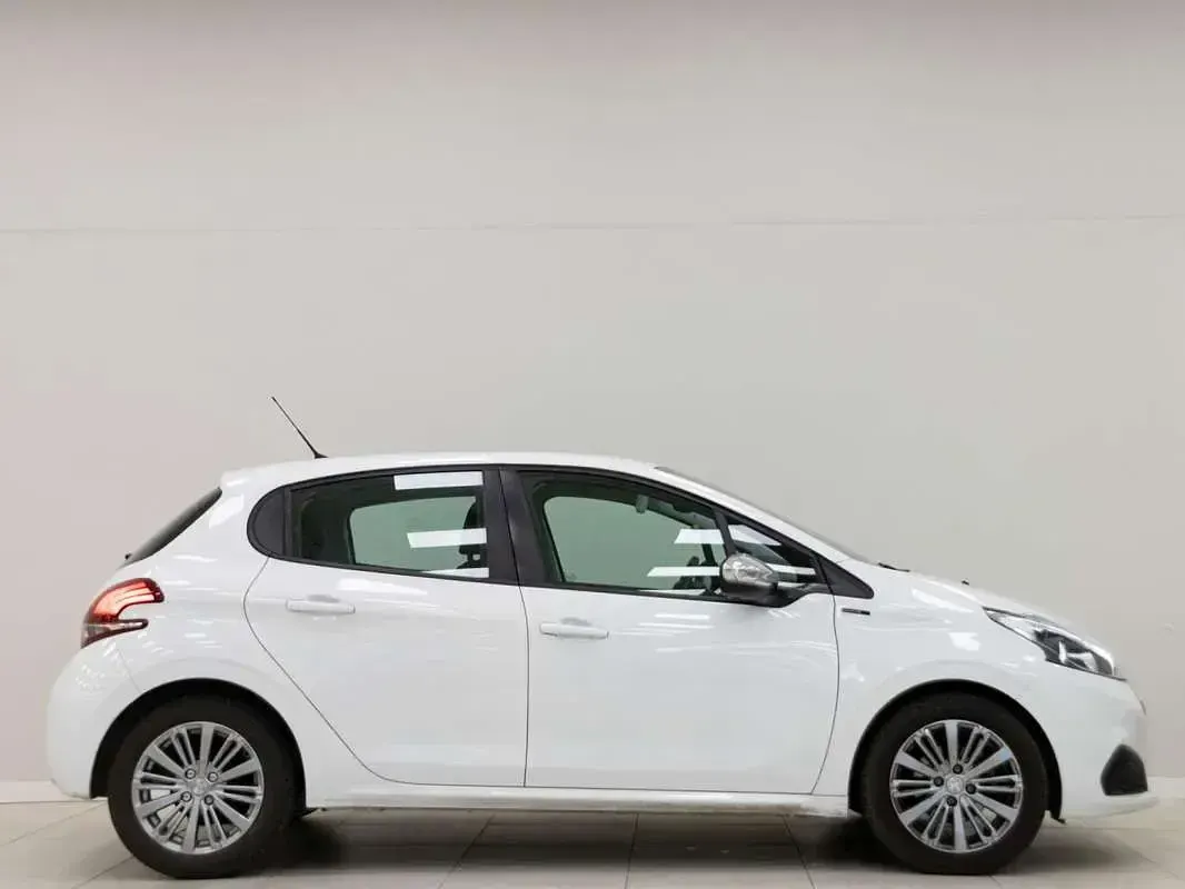 Usado Peugeot 208 Signature Sky 83 CV (61 kW) 2019 Blanco Utilitario