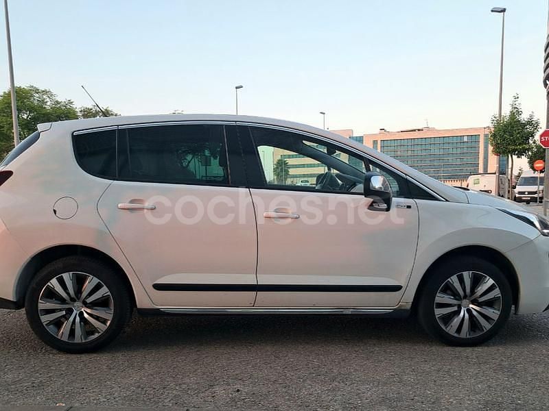 Usado Peugeot 3008 Allure 120 CV (88 kW) 2015 Blanco Berlina
