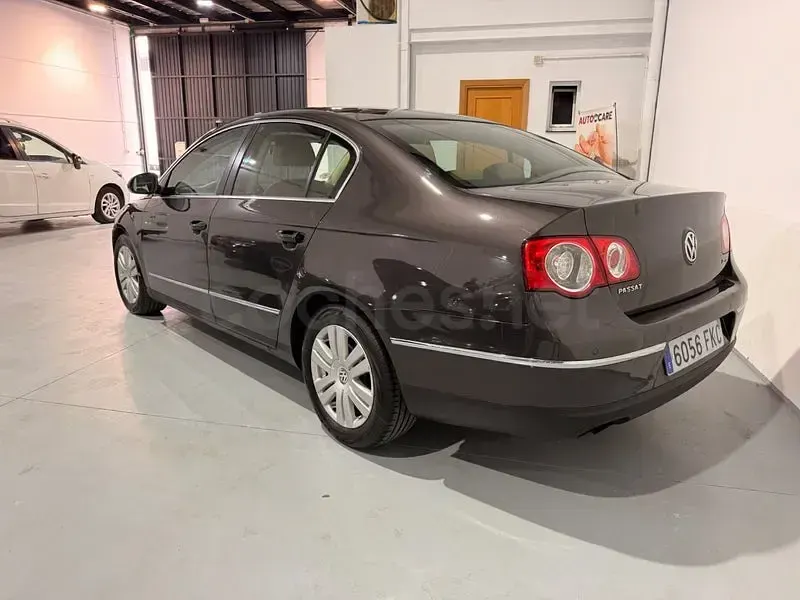 Usado VW Passat Highline 140 CV (102 kW) 2007 Gris / plata Berlina