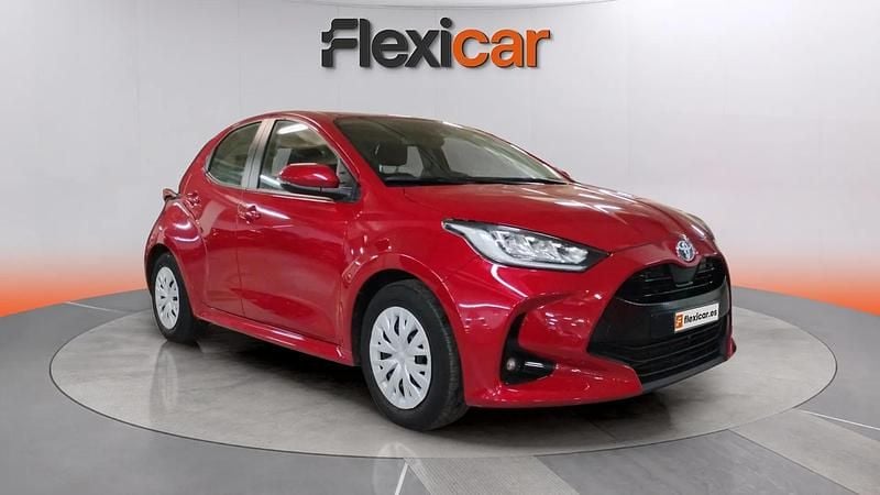 Usado Toyota Yaris Hybrid Active 116 CV (85 kW) 2023 Rojo Berlina
