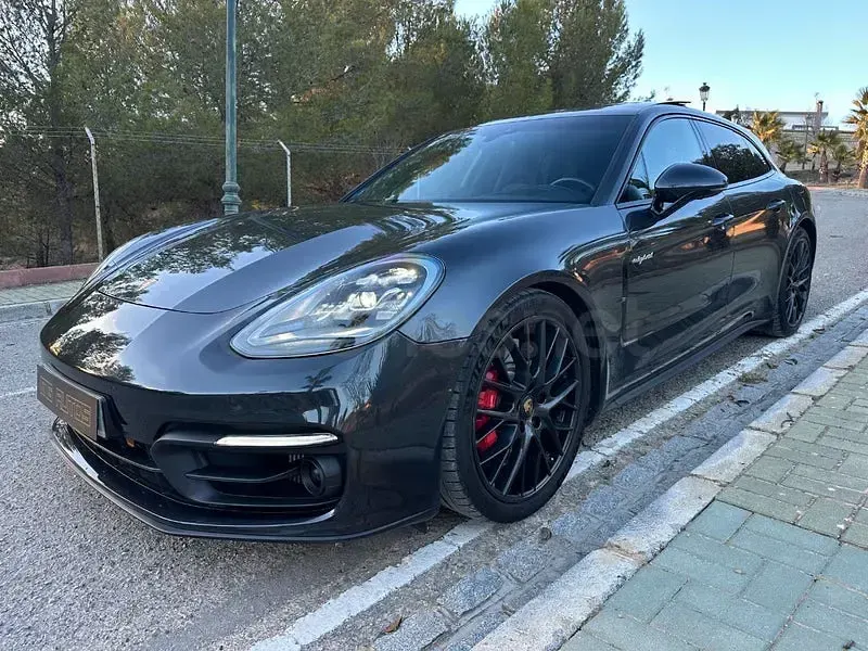 Usado Porsche Panamera Sport Turismo 560 CV (411 kW) 2021 Gris / plata Familiar