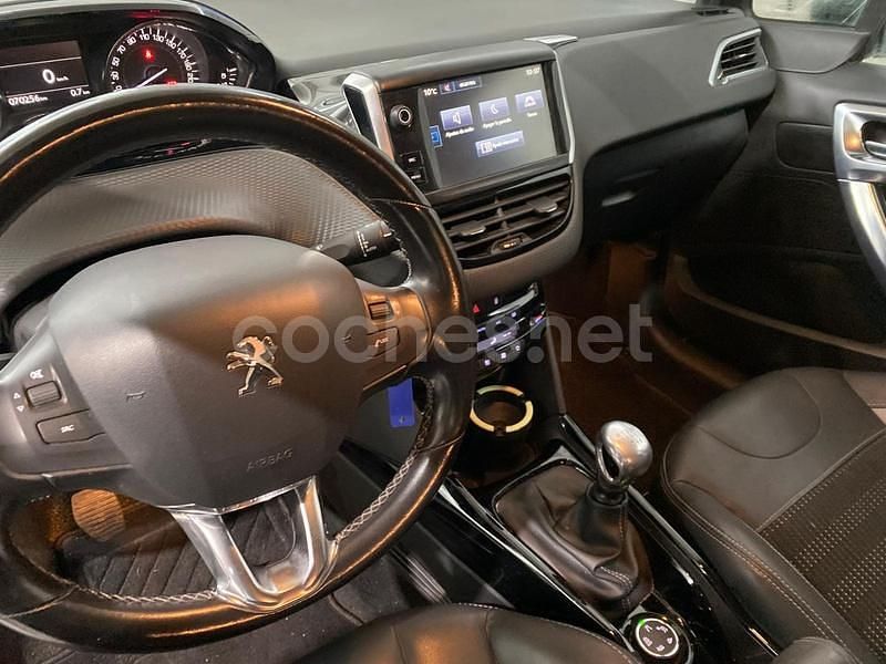 Usado Peugeot 2008 Allure 120 CV (88 kW) 2015 Gris / plata SUV