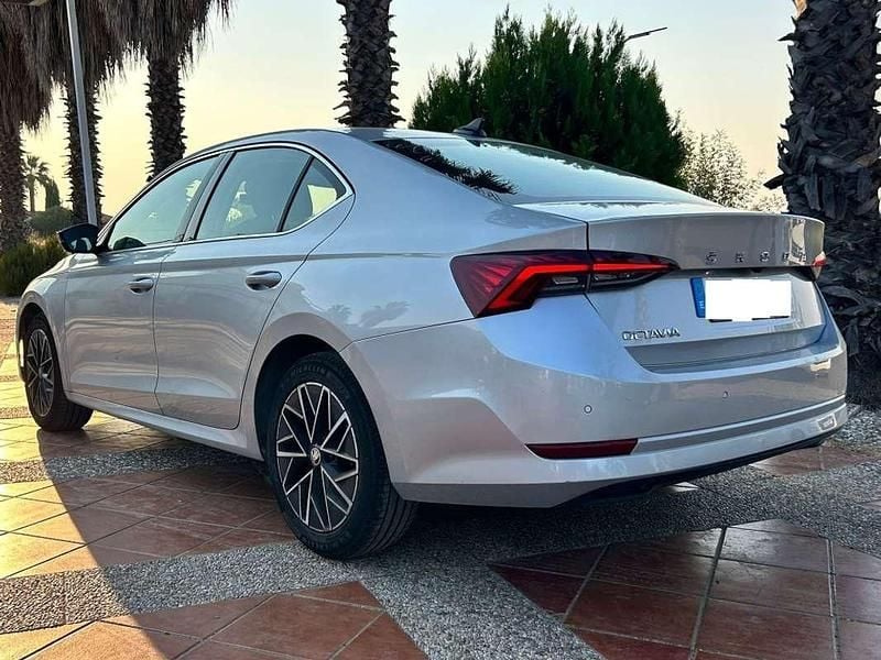 Usado Skoda Octavia Ambition 150 CV (110 kW) 2021 Gris Utilitario