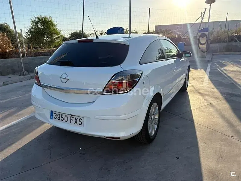 Usado Opel Astra GTC Enjoy 105 CV (77 kW) 2007 Blanco Berlina