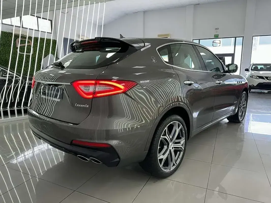 Usado Maserati Levante 349 CV (256 kW) 2020 Gris SUV