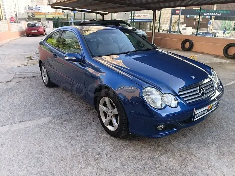 Usado Mercedes C180 143 CV (105 kW) 2004 Azul Berlina