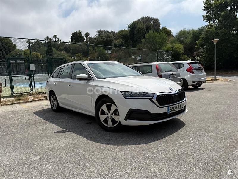 Usado Skoda Octavia Active 115 CV (84 kW) 2021 Blanco Familiar