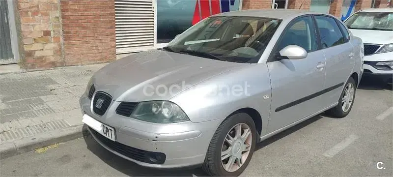 Usado Seat Cordoba 75 CV (55 kW) 2004 Gris / plata Berlina