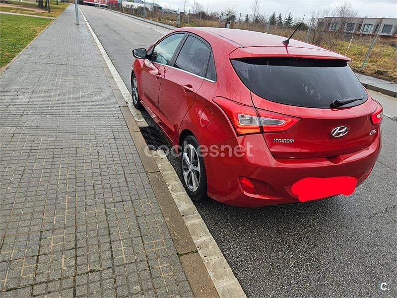 Usado Hyundai i30 GO! 110 CV (80 kW) 2016 Rojo Berlina