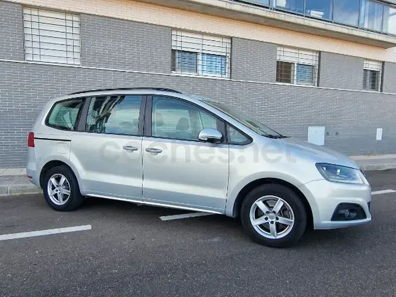 Usado Seat Alhambra Ecomotive 140 CV (102 kW) 2014 Beige Monovolumen